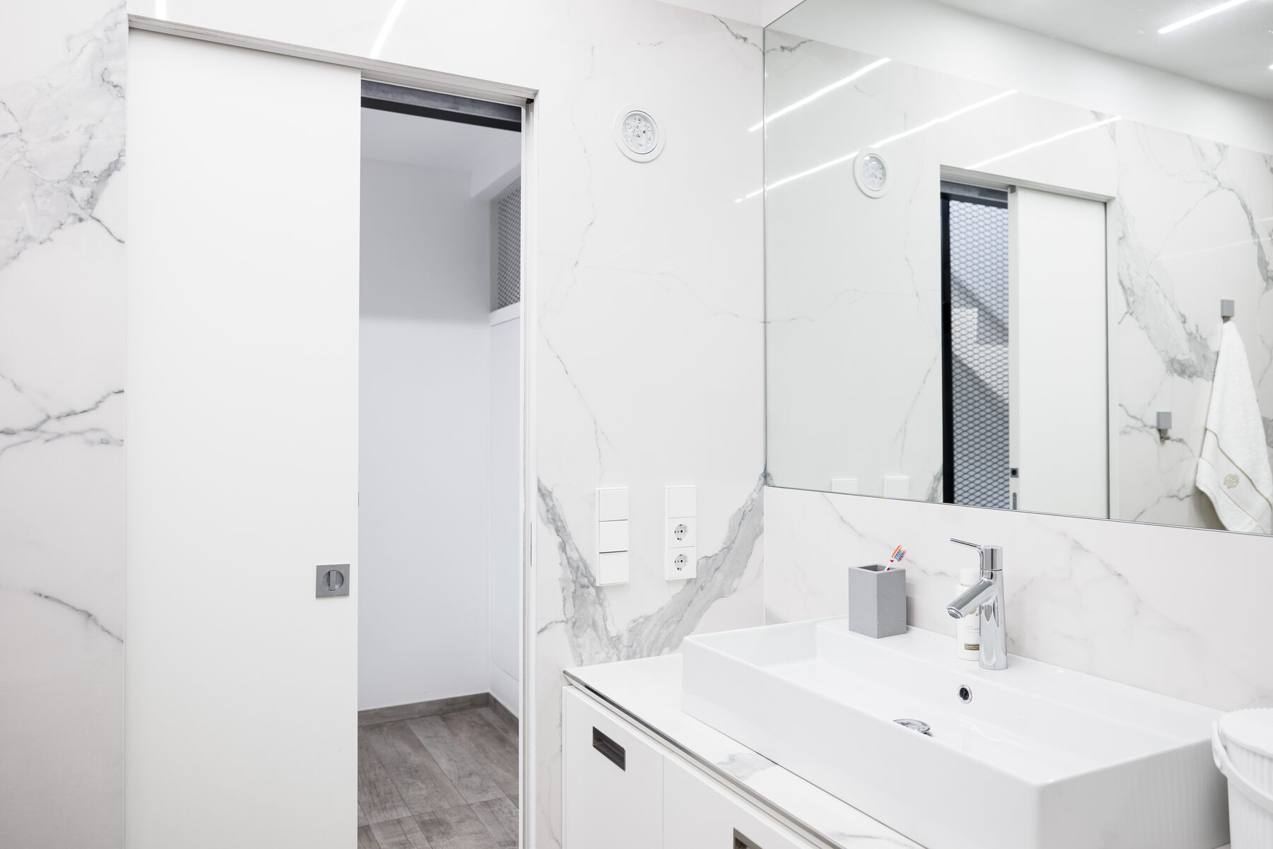 Full statuario glossy bathroom
